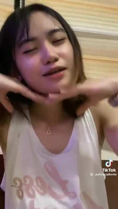 sawakas pinakita nya na rin kilikili nya