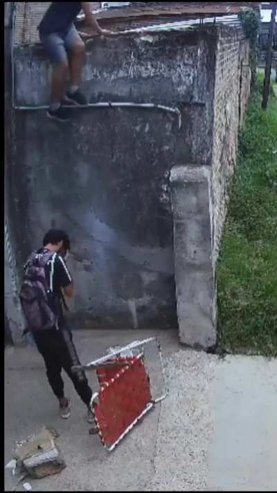 Paraná: Malhechor intentó robar una caja de cerámicos de un domicilio, pero se le cayó en la cabeza a su compinche