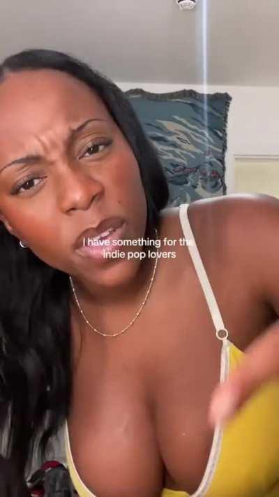 Rachel Chinouriri (English Indie Singer)