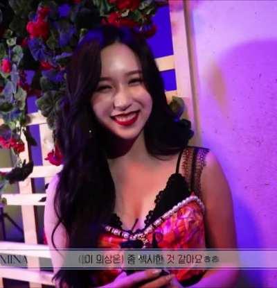Mina gummy smile + airkiss