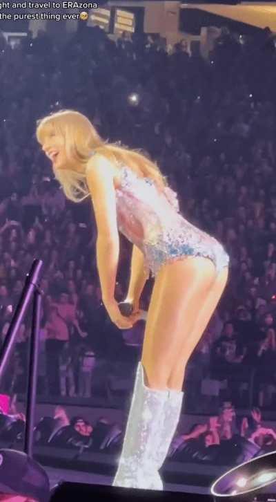 Taylor Swift needs to sit on my face