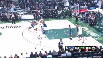 [Highlight] A quick PnR between Middleton and Giannis leads to an open dunk