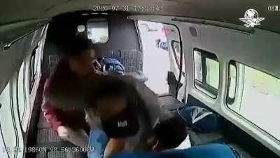 Passengers of Mexican public transport colectively attack a robber, then left him naked on the street