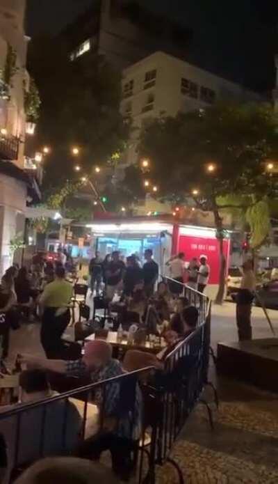 Leblon, Rio de Janeiro, hoje à noite, primeiro dia de bares reabertos: 