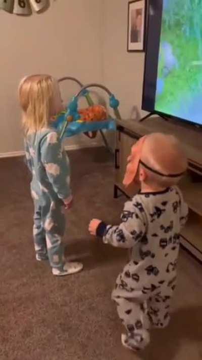 nononoyes she is scared!