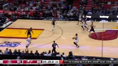 [Highlight] Tyler Herro puts the Heat up 2 with an absurd 3 from the corner!