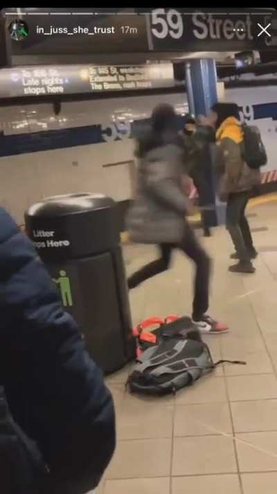 Kids fighting on the subway with knives 🔪 😨😨
