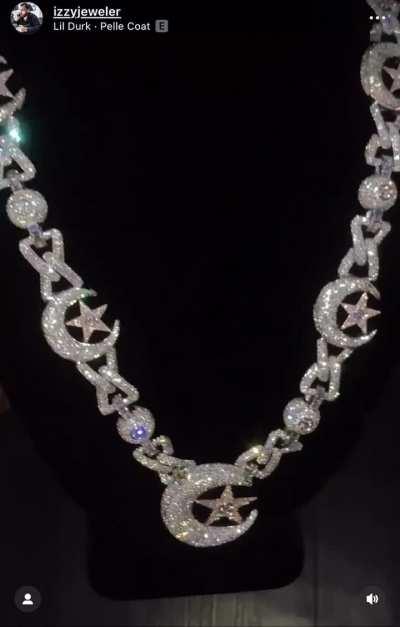 Durk gets a new chain, yall fw it?