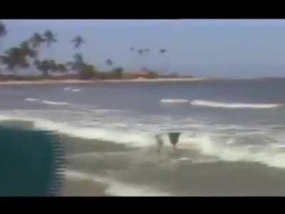 Me acuerdo cuando sonaba este tema y las cosas no iban tan mal en mi querida Argentina. Temardo