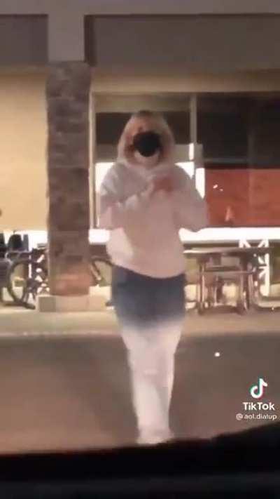 Ae guerreiros, ajuda o parceiro aqui com essa música pra eu fazer um agrado na patroa hj de noite