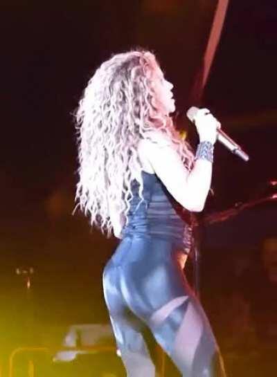 Shakira shaking her ass