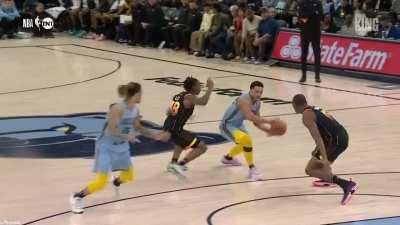 [Highlight] Brandon Clarke mashes the jam right in Dario Saric's face