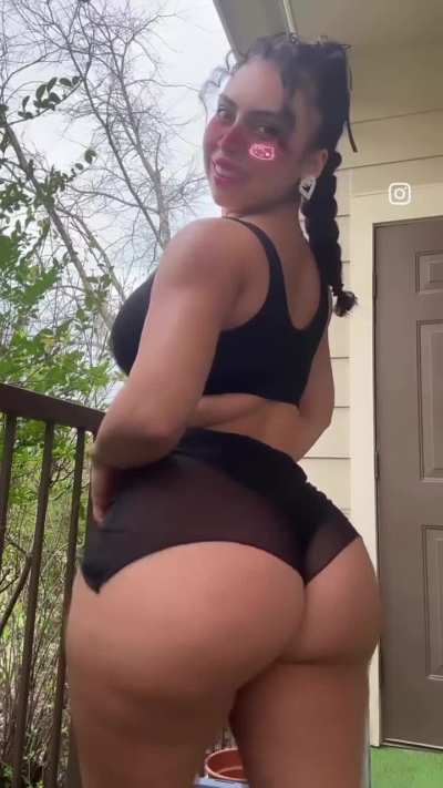 Bubble booty Latina bouncing her ass
