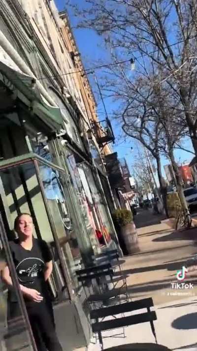 Δειτε τι περνανε οι συμπατριωτες μας στα ξενα, μηπως πρεπει να αλλαξουμε σημαια? Πειτε ιδεες για νεο σχεδιο