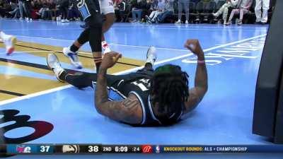 [Highlight] Dejounte Murray dishes it to Bey for the finish plus the foul