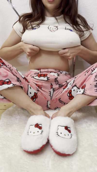 Revealing my Hello Kitty girl natural assets 