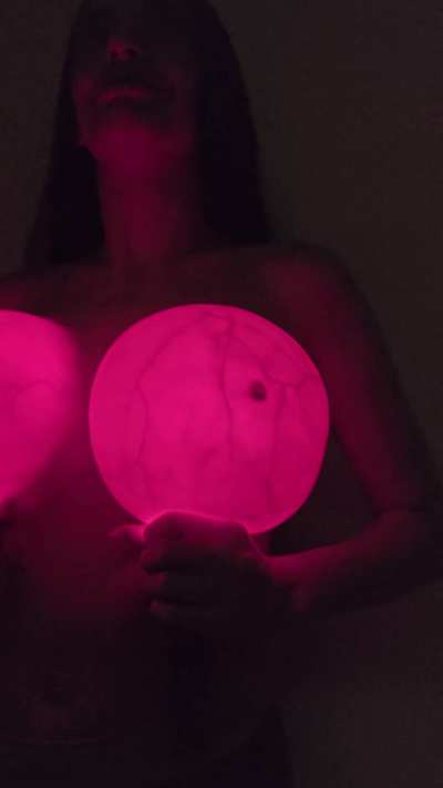 The classic glowtit pose