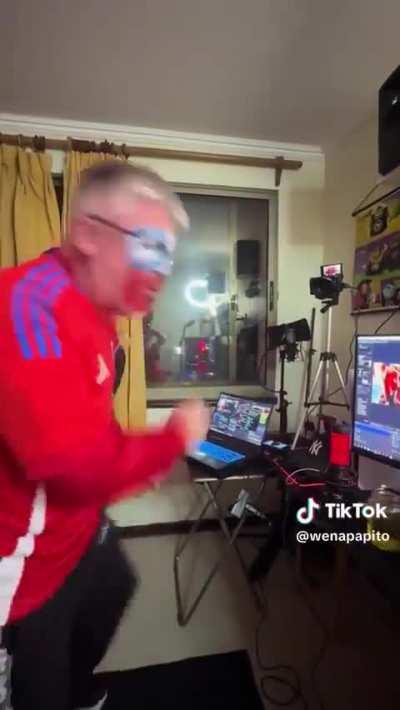 Hincha chileno enojado por la derrota ante la selección argentina 
