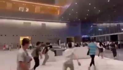 🇨🇳 Employees from company Tencent's office building quickly try to escape after the local government decided for a full building lockdown, because a person who went in there tested positive for COVID-19 on a PCR test - Shenzhen, China