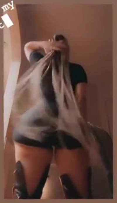 Her in this outfit 😵‍💫😵‍💫😵‍💫