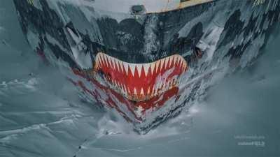 Ледокол, вытаскивая другие корабли из плена льдов, берёт их на буксир. Однако, бывают ситуации, когда полынья за ледоколом затягивается очень быстро или возникает другая ледовая ситуация, мешающая буксировке. Тогда корабль берут на 