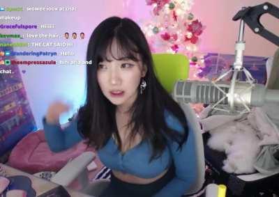 Aria in an incredible top 🥵😍