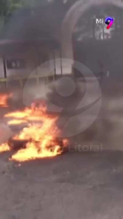 Paraná: el momento en que familiares de un preso asesinado se prendieron fuego accidentalmente al quemar neumáticos