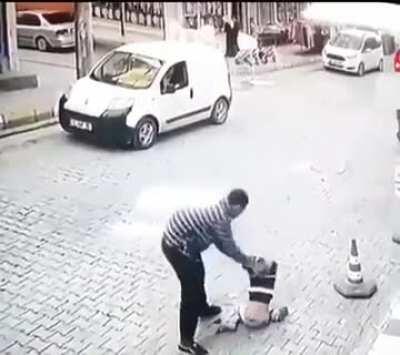 A Turkish man brutally attacks a Syrian refugee boy in the southern Turkish state of Urufa due to the child's request of money from the shop owner as aid
