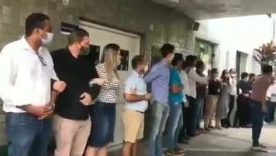 Conservadores protestam na frente de hospital onde menina de 10 anos fará aborto