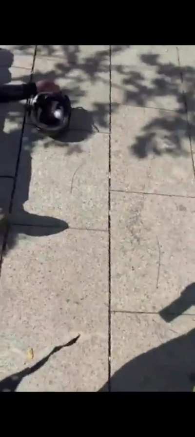 Pickpocket gets owned by ninja Chinese tourist in Barcelona