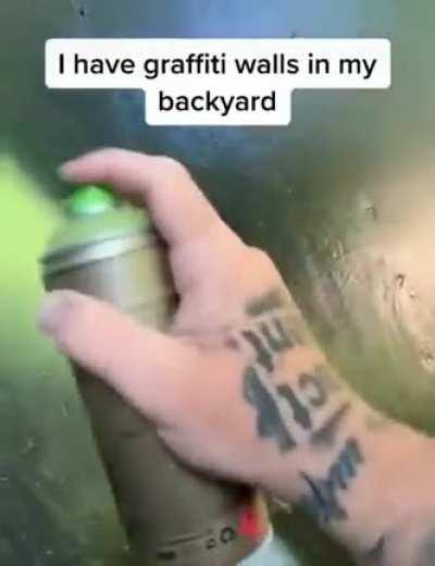 Graffiti artist makes a tribute to his beloved kitty he lost