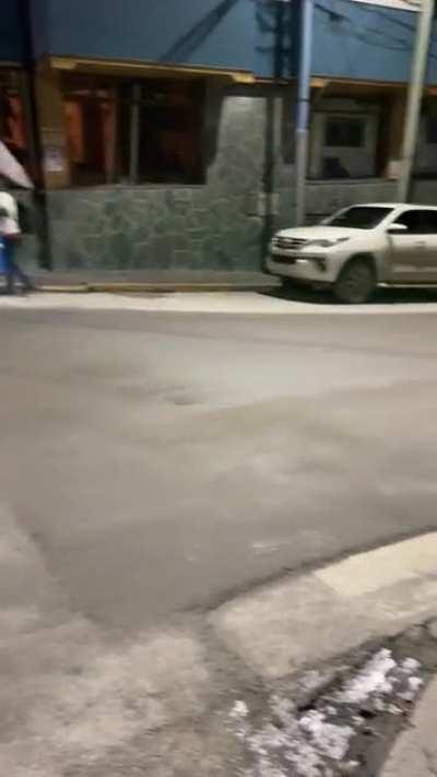 VIDEO: Uthgra aterroriza a un vecindario a las 2 am porque el hotel no paga el soborno