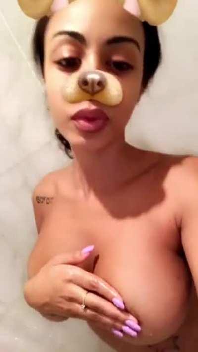 Ana Montana shower (1)