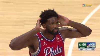 [Highlight] Embiid draws three defenders and hooks up Milton for the easy layup as the Sixers go up 9 late in the 4th