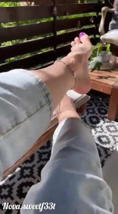 My purple toes look like sweet little treats, don’t they?💜