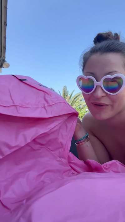 Dani | Tanning her buns