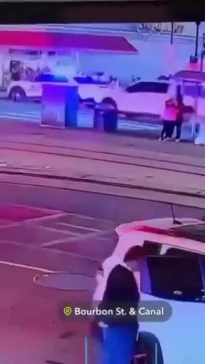 🇺🇸- Video shows the moment the FBI says Shamsud Din Jabbar raced onto a packed Bourbon Street from Canal Street in a pickup truck with Texas plates and an ISIS flag in the New Orleans truck attack case. 