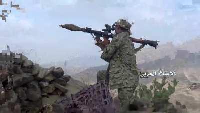 Footage showing Houthi Rebels storming and occupying a Saudi Hilltop position aswell as capturing weapons. And sending the Saudi soldiers into a chaotic retreat. Unknown date, Yemen-Saudi border