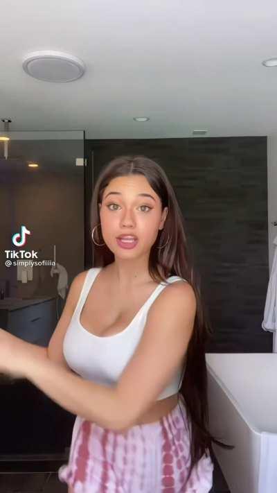 @SofiaGomez bouncy tits 😘