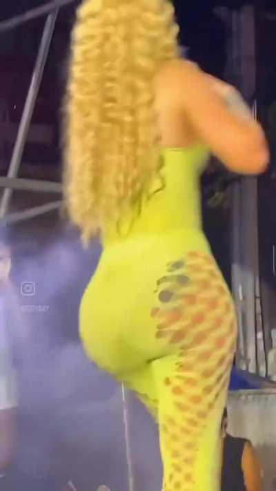 So much mummy meat 😍 Iggy