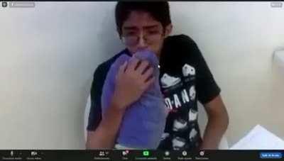 Se estaba toqueteando la pirula el cochino