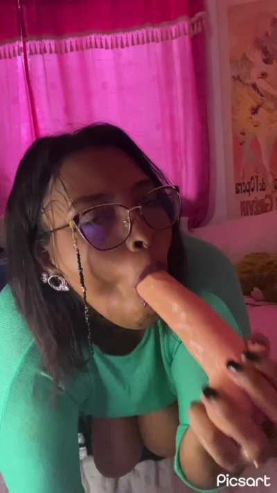 Chubby queen takes it all down her throat with no gag reflex
