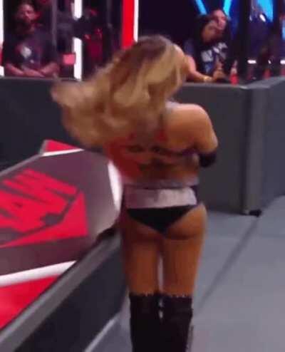 Peyton's pretty face is bounced off the announce table. Lights out doll!!🤣