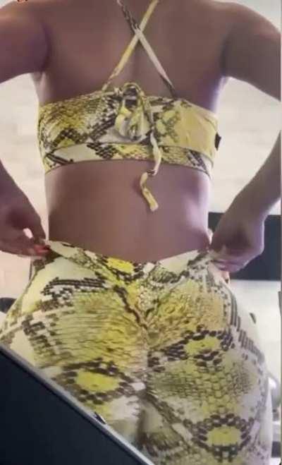 Leggings jiggle slow mo