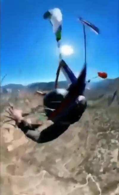 Paraglider runs into some issues mid air