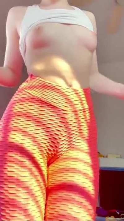 these leggings have a surprise in the back, wanna see? [stba]