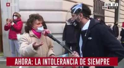 Señora confundida en la marcha