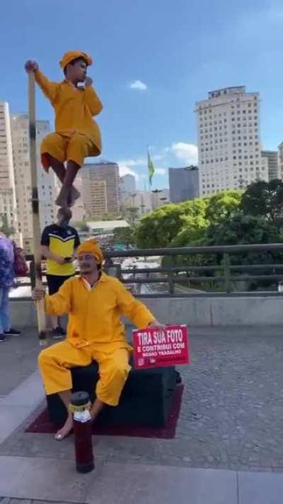 The cameraman is trying to puzzle this out. Can we please help him🤔😊