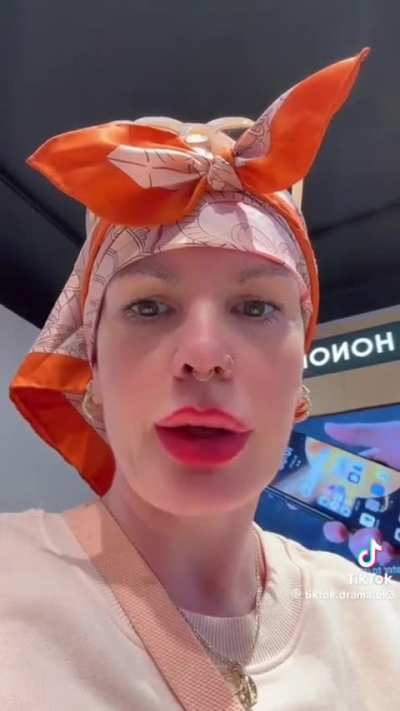 Never known anyone so extra in my life. Men can’t have a job now?! Stupid bitch. 