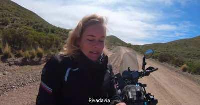 Hasta una rider imparcial holandesa se aviva del curro de Vialidad